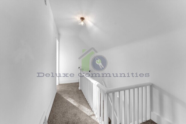Building Photo - Remodeled 3BR + Flex Room | Steps from Leo...