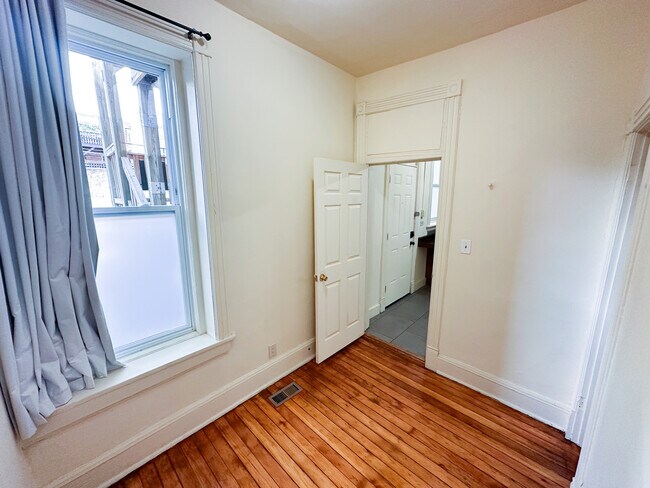Building Photo - 2126 N Sheffield Ave