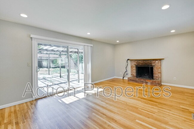 Building Photo - 1062 Kelly Dr