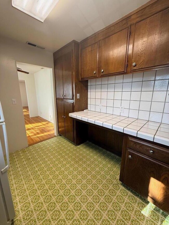 Building Photo - 666 Hope St