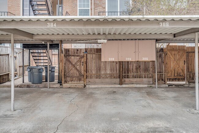 Building Photo - 384 N Post Oak Ln