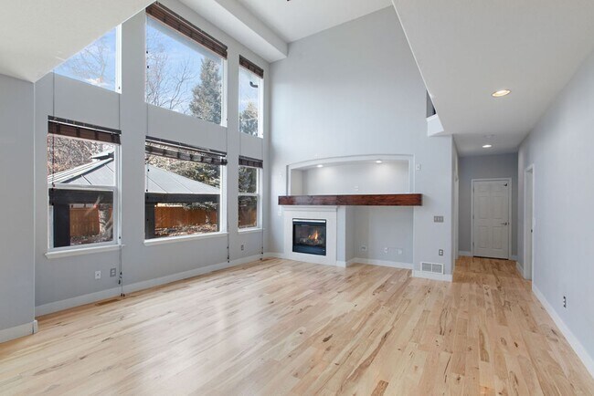 Building Photo - 4 Bedroom Dream Home waiting for you!