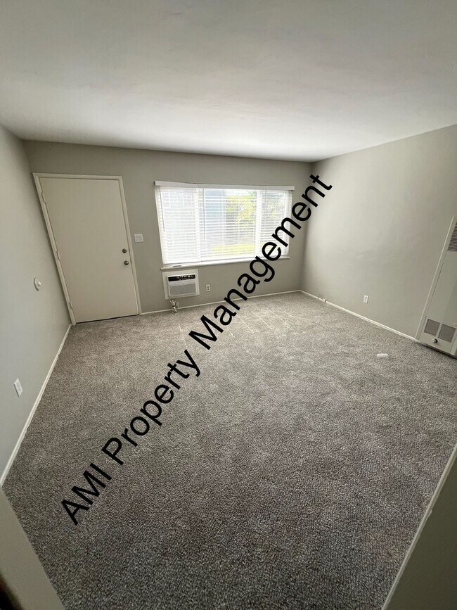 Building Photo - Move in Special!! $500 off 1st Month's Rent!!