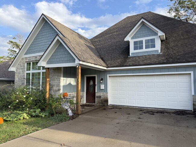 Building Photo - "Charming 3-Bed Home with 2.5 Baths & Spacious 2296 Sq Ft in Waco!"