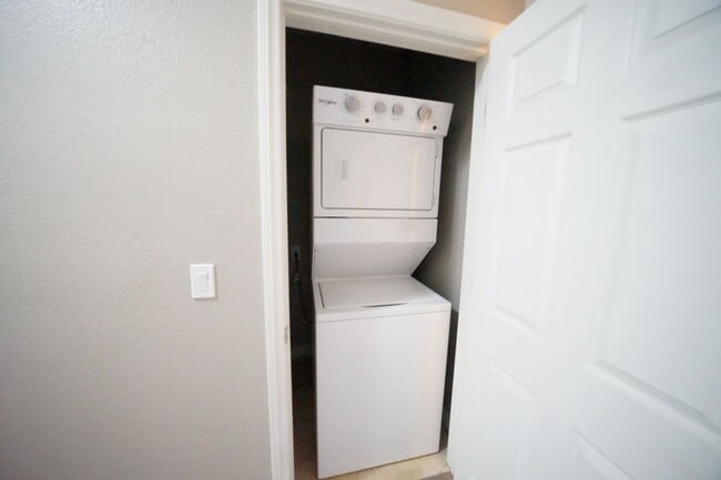 Building Photo - SHOWINGS AVAILABLE NOW