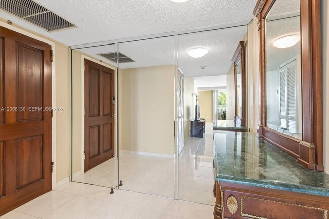 Building Photo - 1420 Brickell Bay Dr
