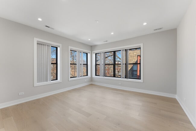 Building Photo - 7518 N Eastlake Terrace