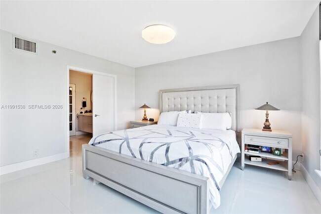 Building Photo - 3600 Mystic Pointe Dr