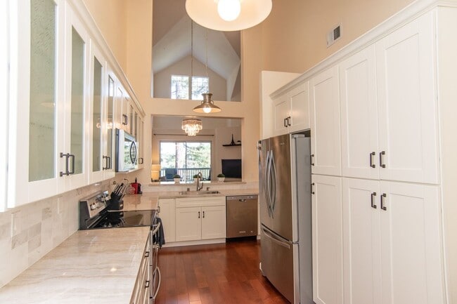 Building Photo - Light & Bright Top Floor Condo Near Apple ...