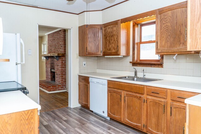 Building Photo - Spacious 2 bedroom 2 bath house