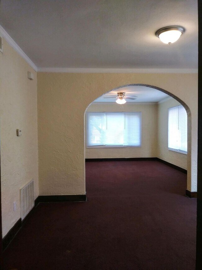 Building Photo - 2426-28 Benderwirt Ave