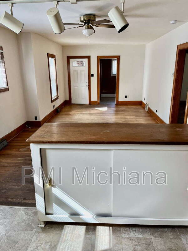 Building Photo - 126 Monmoor Ave