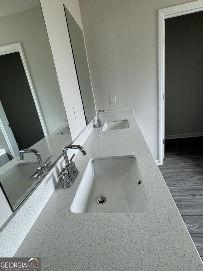 Building Photo - 15 Warwick Ct