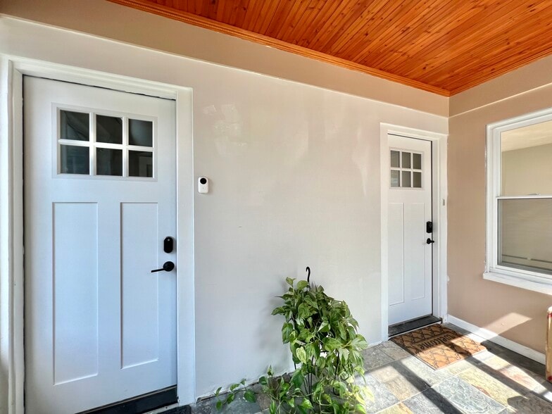 Entry - 47 Governor Winthrop Rd