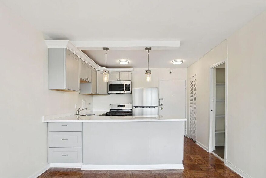 Building Photo - 922 24th St NW