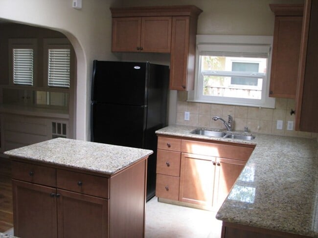 Building Photo - This Charming Spanish style home is located in the Tower District just across the street from Fre...