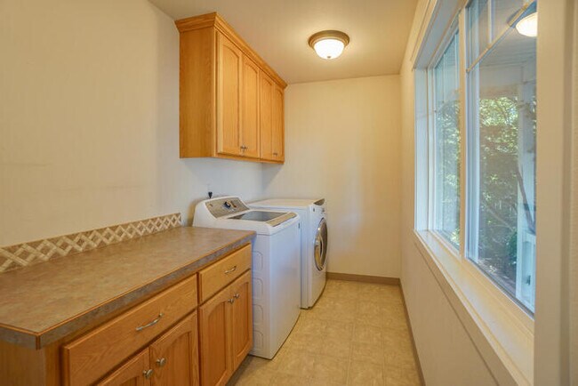 Building Photo - BEAUTIFUL THREE BEDROOM HOME IN VANCOUVER
