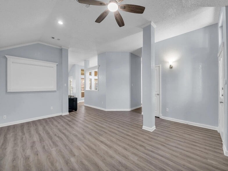 Building Photo - 307 Illinois Dr