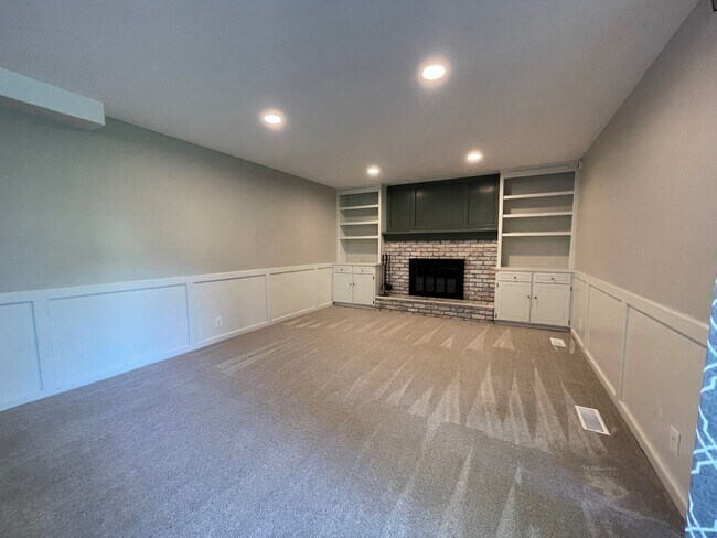 Building Photo - Home For Rent Papillion