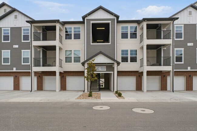 Building Photo - 882 Coulsen Dr
