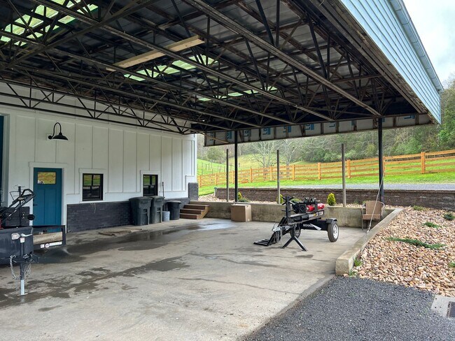 Building Photo - 3440 N Fork Farms