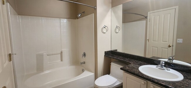 Building Photo - 2 Bed / 1 Bath townhome at Summerhill Vill...