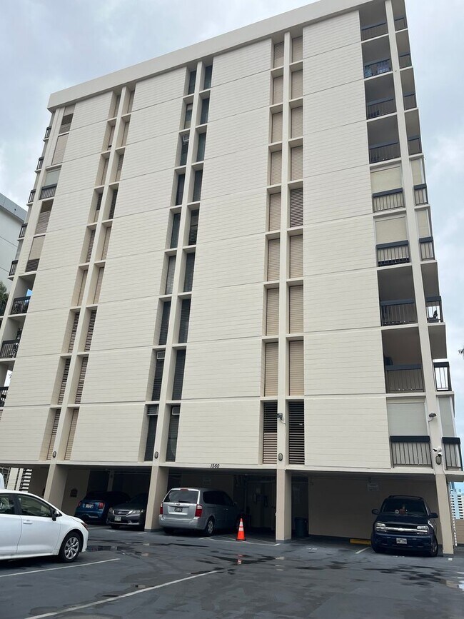 Building Photo - Makikilani Plaza Studio w/ 1 parking stall.  Avail 6/30/26
