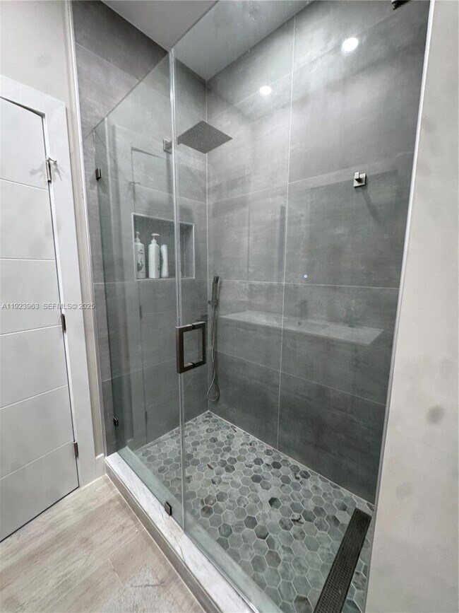 Building Photo - 755 N Crescent Dr