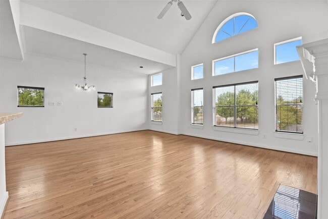 Building Photo - Charming 3-Bed, 2.5-Bath Home in the Heart of the Heights with Spacious Yard & Prime Location