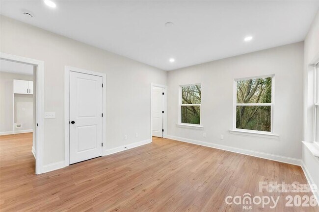 Building Photo - 1558 7th Ave Dr SW
