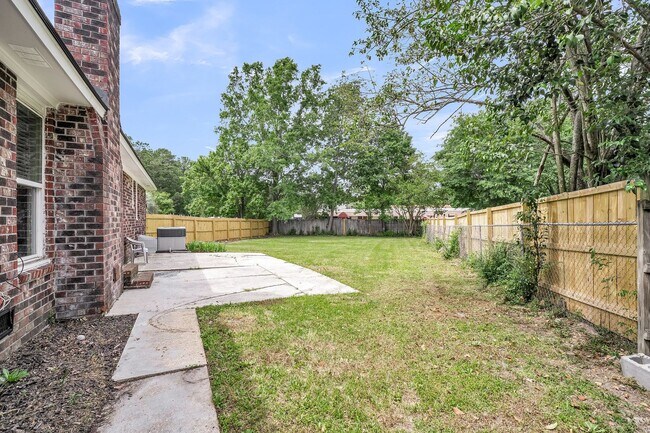 Building Photo - Comfortable Living with Modern Upgrades in Prime Goose Creek Location
