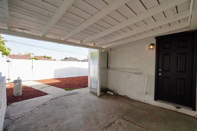 Building Photo - 1443 N Riverside Ave