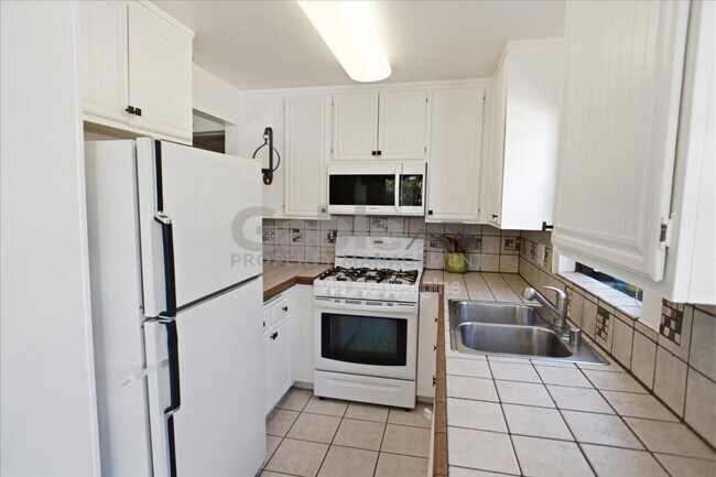 Building Photo - 18187 W Sundowner Way