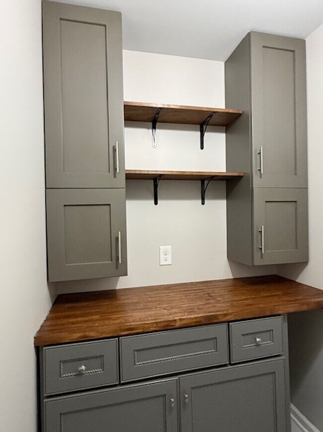 Building Photo - Beautiful 4BR Home in Shadow Moss – Available Now!