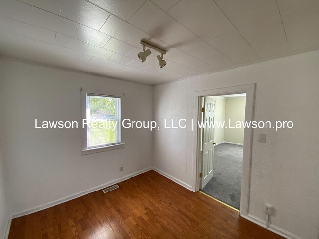 Building Photo - One Level Living with Nice Yard