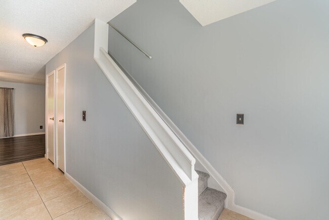 Building Photo - 3118 Manor Dr NE