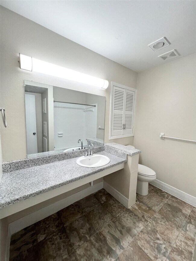 Building Photo - 2400 5th St