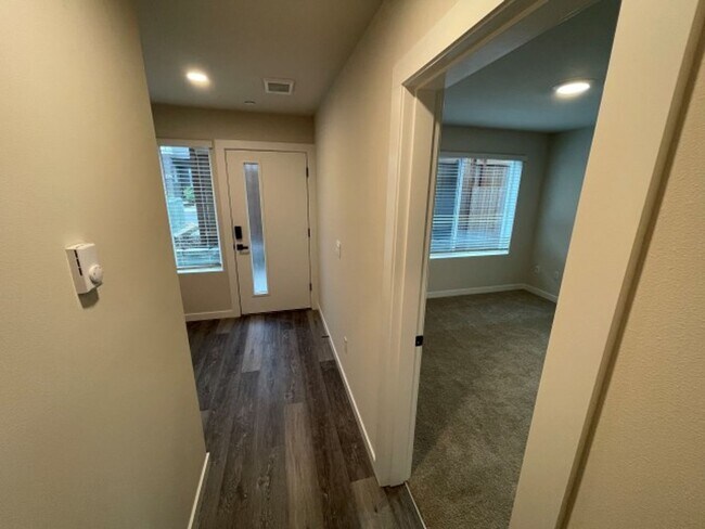 Building Photo - 4Bd/3.5Ba Snohomish Townhouse