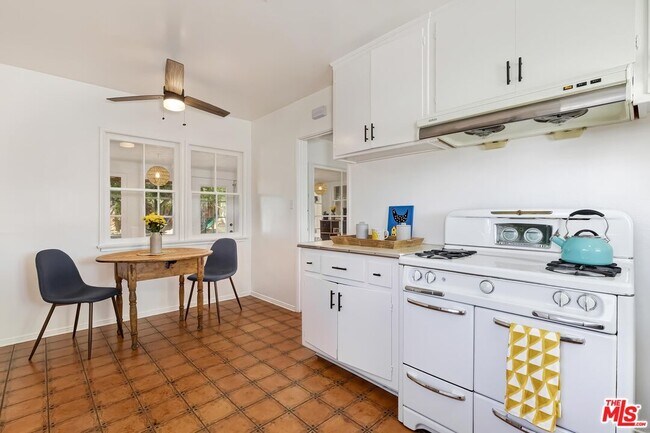 Building Photo - 7236 Encino Ave