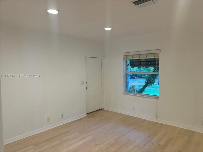 Building Photo - 725 Navarre Ave