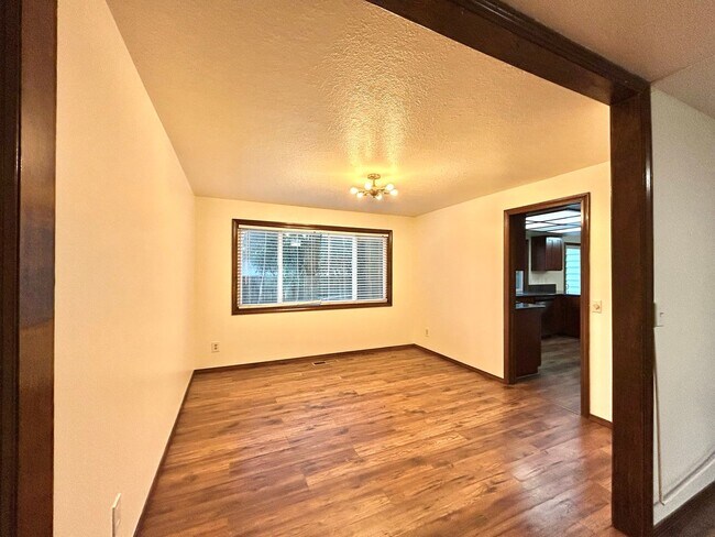 Building Photo - Timeless 5 Bed, 2.5 Bath Home - SW Beaverton