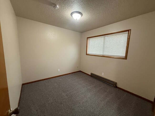 Building Photo - Charming Two Bedroom !!
