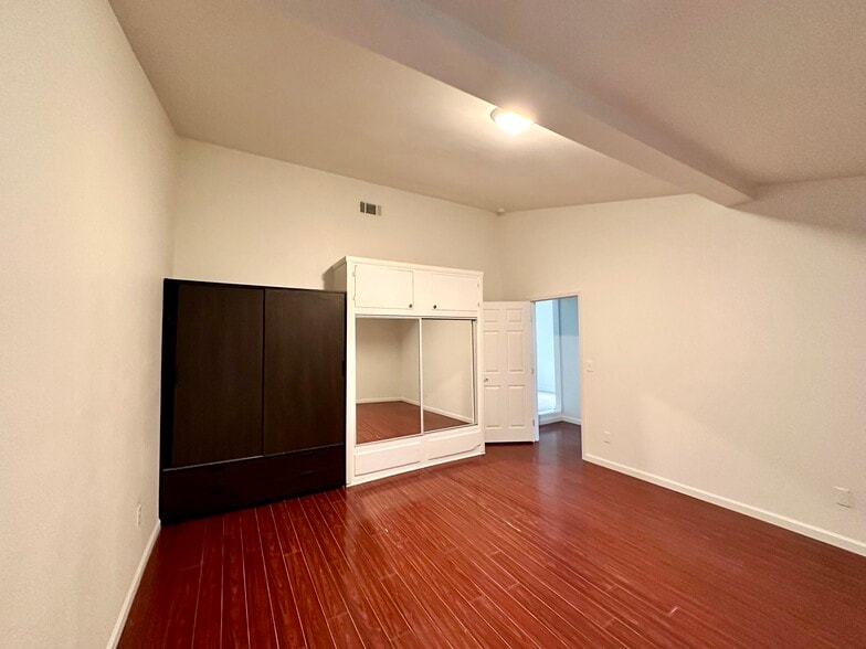 Building Photo - 8846 Farralone Ave