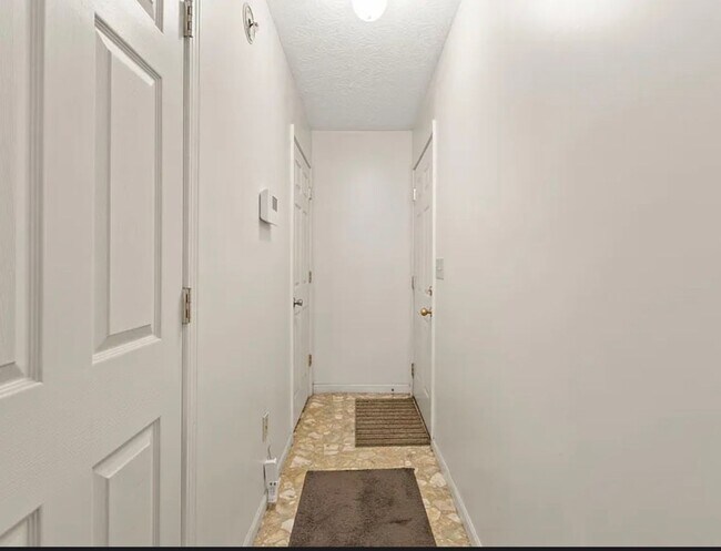 Building Photo - 3 Bedroom Available Now!