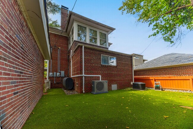 Building Photo - 734 Shirley Ave