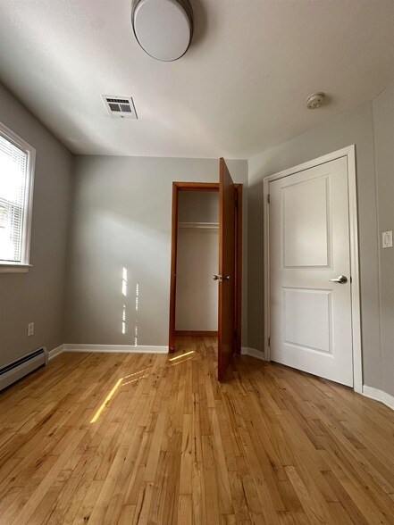 Building Photo - 33 E 51st St