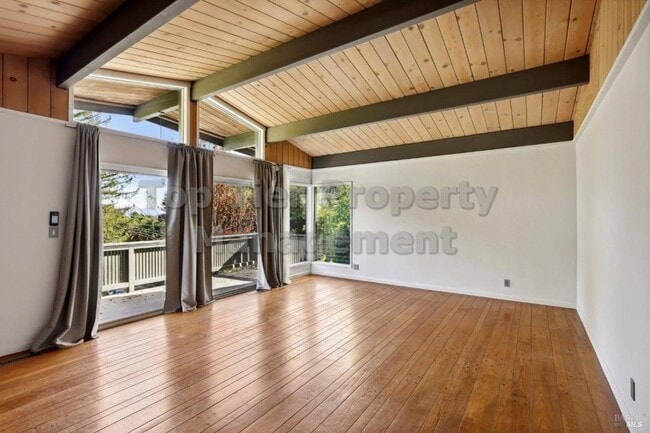 Building Photo - Beautiful 3 bedroom, 2 bath, 2,039 sqft hi...