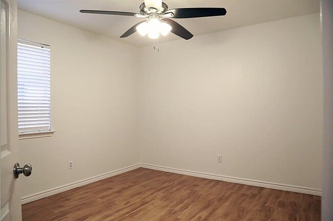 Building Photo - 805 Settlement St