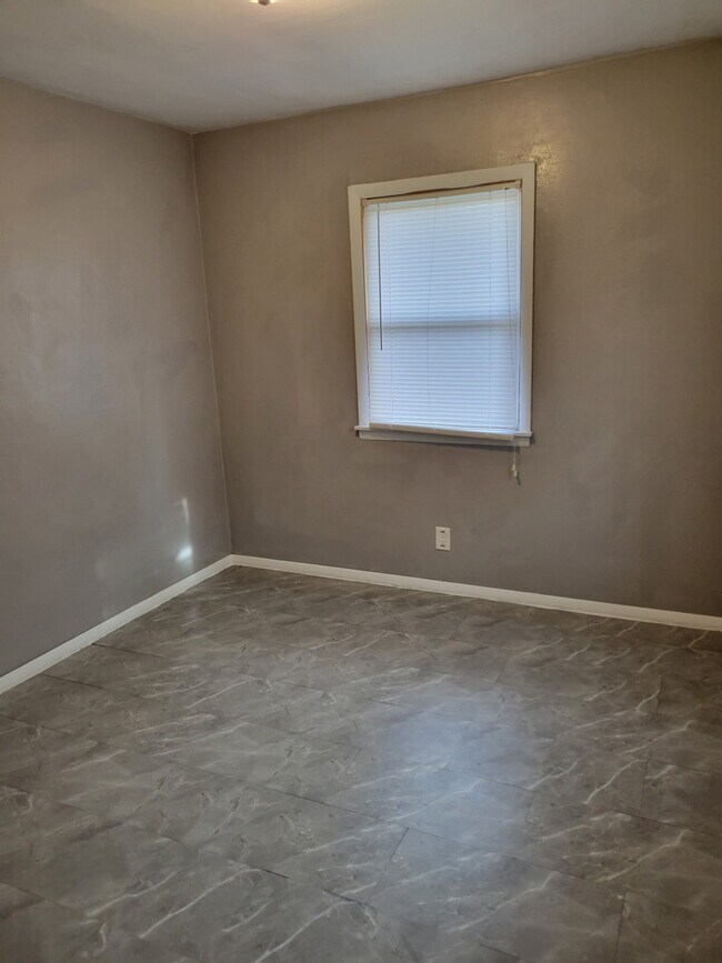 Building Photo - 1205 Garden Hills Dr