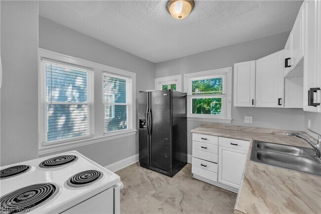 Building Photo - 921 Helmsdale Rd